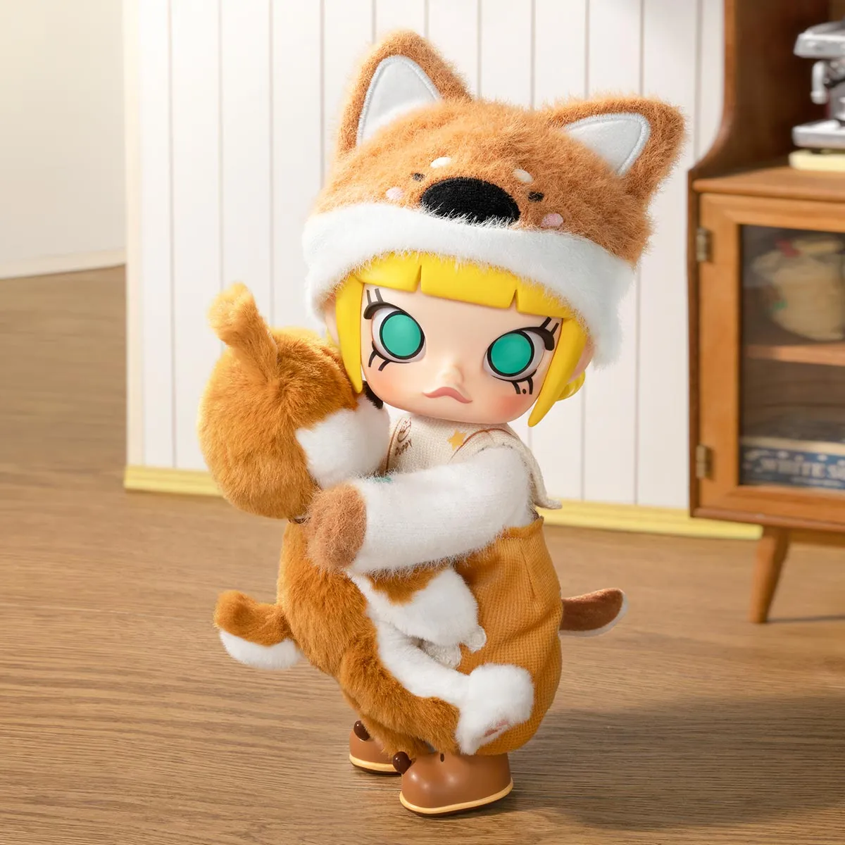 MOLLY Hugging 1/8 Action Figure - POP MART (Hong Kong, China)