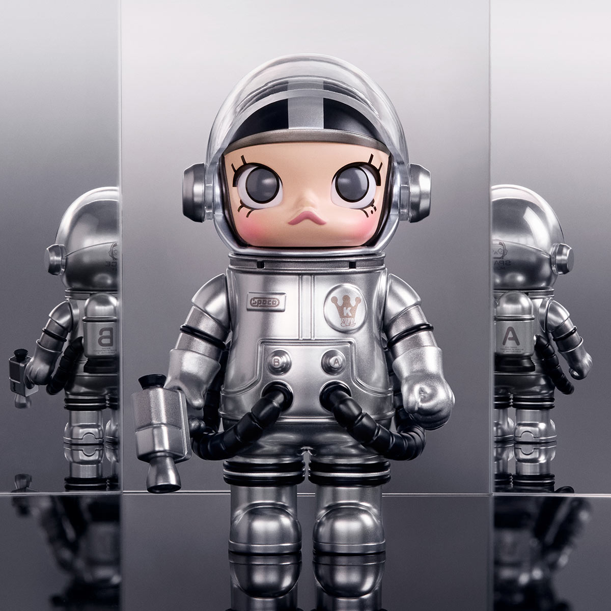 MEGA SPACE MOLLY 100% Refraction - POP MART (Japan)