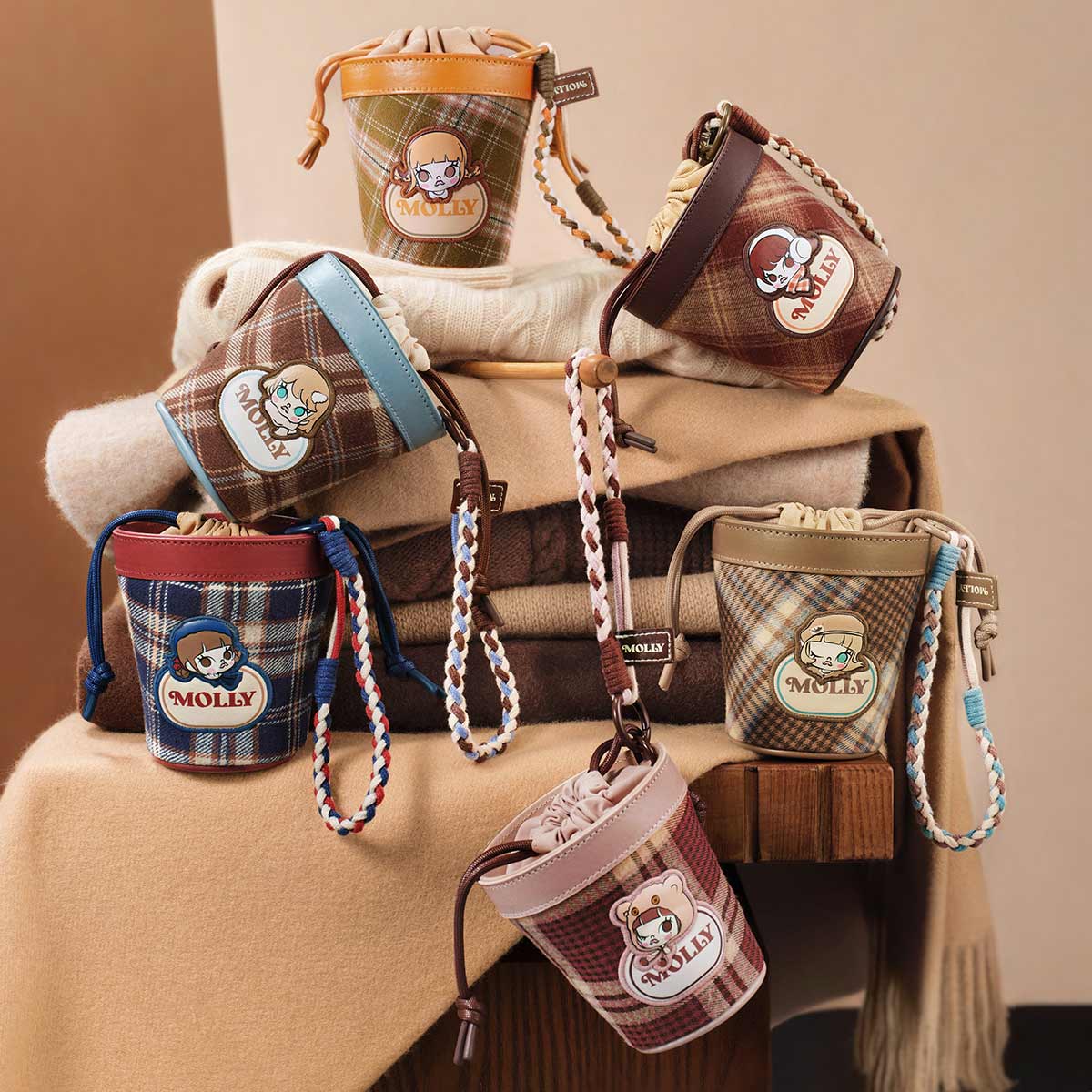 .　POPMART POPLAND MOLLY リュック カバン 限定品 Molly Winter Fit Check Series-MINI Bag Blind Box - POP MART (France)